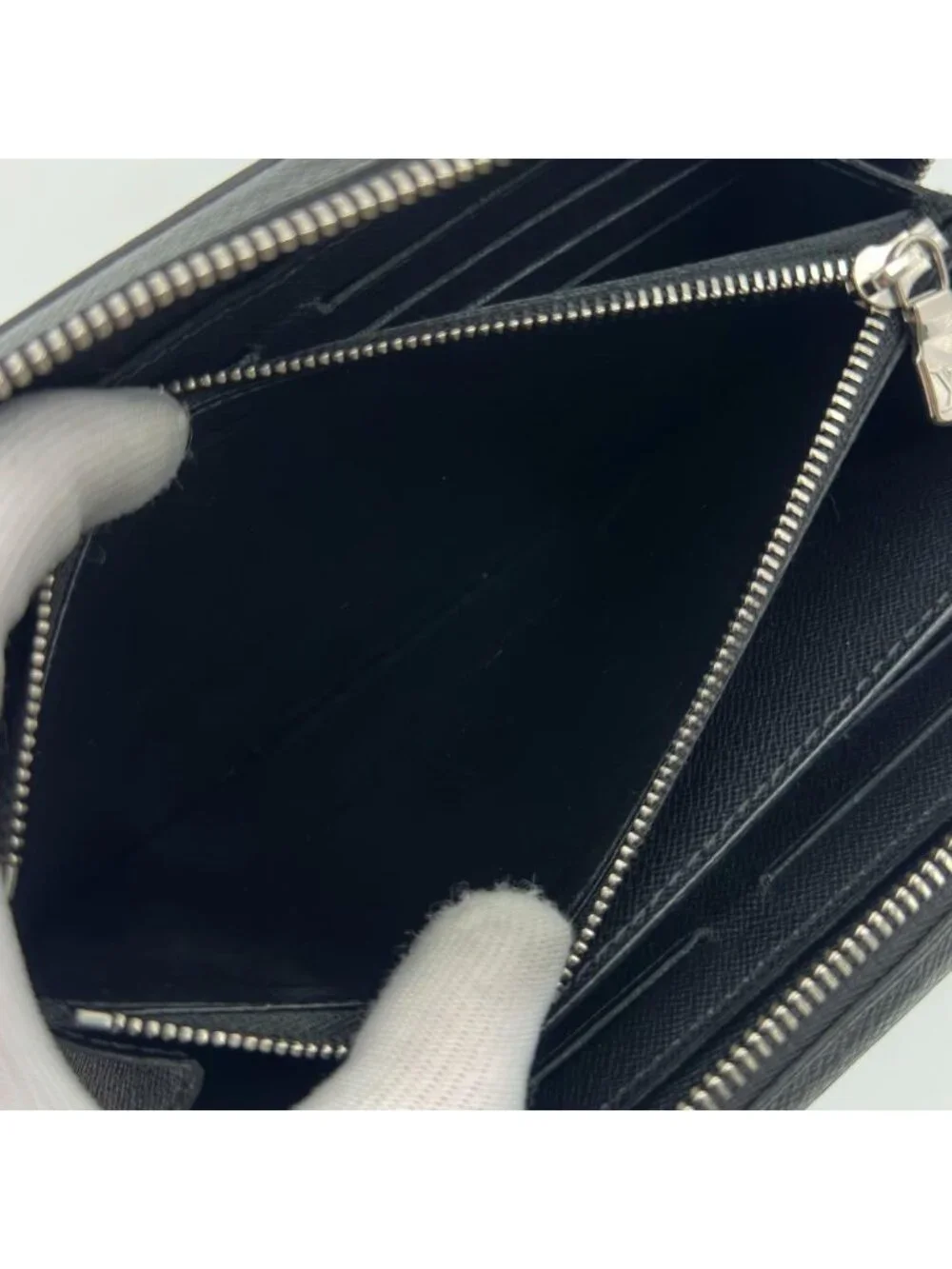 Louis Vuitton Zippy XL Taiga Black Round Wallet
